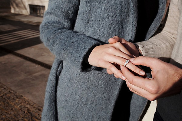 포토 JPG 주간 서양인 외국인 커플 여자 남자 프로포즈 겨울 데이트 선물 사람 이벤트 근접촬영 상반신 20대 성인 야외 두명 일상 앞모습 옆모습 신체부위 양손 반지 체코 성인만 국내포토 자연요소 손 계절 유럽 뷰포인트 장신구 관계 인종 청년 라이프 파일형식