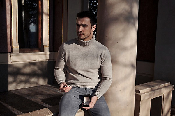 포토 JPG 주간 서양인 외국인 응시 남자 프로포즈 겨울 데이트 선물 한명 들기 사람 앉기 이벤트 상반신 20대 성인 야외 일상 앞모습 반지 기다림 체코 성인남자한명만 국내포토 자연요소 1 시선 계절 유럽 뷰포인트 장신구 모션 인종 청년 라이프 남자한명만 성인남자만 파일형식