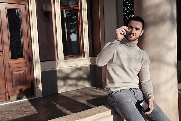 포토 JPG 주간 서양인 외국인 응시 남자 프로포즈 겨울 데이트 선물 사랑 한명 미소 들기 사람 앉기 이벤트 상반신 20대 성인 야외 일상 옆모습 반지 기다림 체코 성인남자한명만 국내포토 자연요소 1 시선 계절 감정 유럽 뷰포인트 장신구 모션 표정 인종 청년 라이프 남자한명만 성인남자만 파일형식