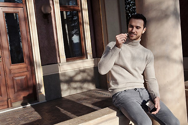 포토 JPG 주간 서양인 외국인 커플 응시 남자 프로포즈 겨울 데이트 선물 사랑 한명 미소 사람 앉기 이벤트 상반신 20대 성인 야외 일상 앞모습 반지 체코 성인남자한명만 국내포토 자연요소 1 시선 계절 감정 유럽 뷰포인트 장신구 관계 모션 표정 인종 청년 라이프 남자한명만 성인남자만 파일형식