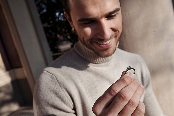 포토 JPG 주간 서양인 외국인 응시 남자 프로포즈 겨울 데이트 선물 사랑 한명 미소 사람 이벤트 근접촬영 상반신 20대 성인 야외 일상 앞모습 반지 기다림 체코 성인남자한명만 국내포토 자연요소 1 시선 계절 감정 유럽 뷰포인트 장신구 모션 표정 인종 청년 라이프 남자한명만 성인남자만 파일형식