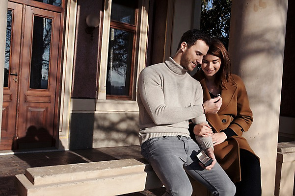 포토 JPG 주간 서양인 외국인 커플 응시 여자 남자 프로포즈 겨울 데이트 선물 사랑 미소 사람 앉기 이벤트 상반신 20대 성인 야외 두명 일상 옆모습 팔짱 반지 체코 성인만 국내포토 자연요소 시선 계절 감정 유럽 뷰포인트 장신구 관계 모션 표정 인종 청년 라이프 파일형식