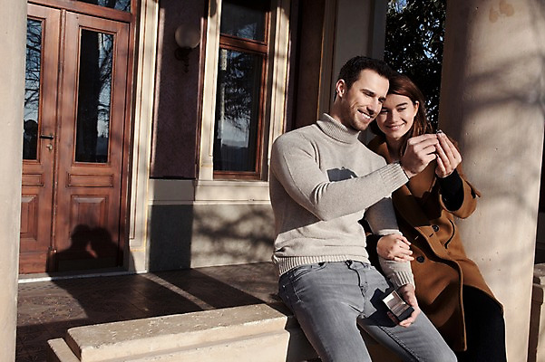 포토 JPG 주간 서양인 외국인 커플 응시 여자 남자 프로포즈 겨울 데이트 난간 선물 사랑 미소 사람 앉기 이벤트 상반신 20대 성인 야외 두명 일상 앞모습 반지 잡기 체코 성인만 국내포토 자연요소 시선 계절 감정 유럽 뷰포인트 장신구 관계 모션 표정 인종 청년 라이프 파일형식