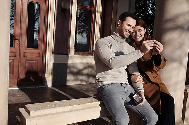 포토 JPG 주간 서양인 외국인 커플 응시 여자 남자 프로포즈 겨울 데이트 난간 선물 사랑 미소 들기 사람 앉기 이벤트 상반신 20대 성인 야외 두명 일상 앞모습 반지 체코 성인만 국내포토 자연요소 시선 계절 감정 유럽 뷰포인트 장신구 관계 모션 표정 인종 청년 라이프 파일형식