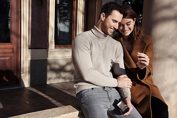 포토 JPG 주간 서양인 외국인 커플 응시 여자 남자 프로포즈 겨울 데이트 난간 선물 사랑 미소 들기 사람 앉기 이벤트 상반신 20대 성인 야외 두명 일상 앞모습 반지 체코 성인만 국내포토 자연요소 시선 계절 감정 유럽 뷰포인트 장신구 관계 모션 표정 인종 청년 라이프 파일형식