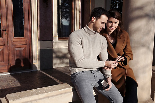 포토 JPG 주간 서양인 외국인 커플 응시 여자 남자 프로포즈 겨울 데이트 난간 선물 사랑 사람 앉기 이벤트 상반신 20대 성인 야외 두명 일상 앞모습 반지 체코 성인만 국내포토 자연요소 시선 계절 감정 유럽 뷰포인트 장신구 관계 모션 인종 청년 라이프 파일형식