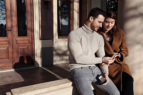 포토 JPG 주간 서양인 외국인 커플 응시 여자 남자 프로포즈 겨울 데이트 난간 선물 사랑 미소 사람 앉기 이벤트 상반신 20대 성인 야외 두명 일상 앞모습 반지 체코 성인만 국내포토 자연요소 시선 계절 감정 유럽 뷰포인트 장신구 관계 모션 표정 인종 청년 라이프 파일형식