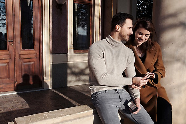 포토 JPG 주간 서양인 외국인 커플 응시 여자 남자 프로포즈 겨울 데이트 난간 선물 미소 사람 앉기 이벤트 상반신 20대 성인 야외 두명 일상 앞모습 반지 체코 성인만 국내포토 자연요소 시선 계절 유럽 뷰포인트 장신구 관계 모션 표정 인종 청년 라이프 파일형식