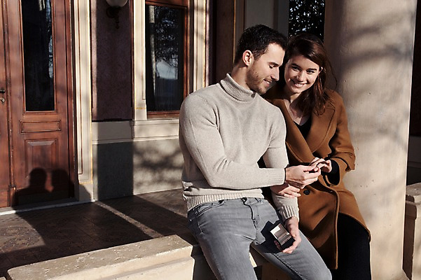 포토 JPG 주간 서양인 외국인 커플 응시 여자 남자 프로포즈 겨울 데이트 난간 선물 사랑 미소 사람 앉기 이벤트 상반신 20대 성인 야외 두명 일상 앞모습 반지 체코 성인만 국내포토 자연요소 시선 계절 감정 유럽 뷰포인트 장신구 관계 모션 표정 인종 청년 라이프 파일형식