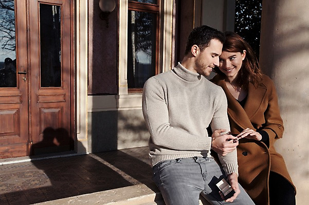 포토 JPG 주간 서양인 외국인 커플 여자 남자 프로포즈 겨울 데이트 난간 선물 사랑 미소 사람 앉기 이벤트 상반신 20대 성인 야외 두명 일상 앞모습 마주보기 반지 체코 성인만 국내포토 자연요소 계절 감정 유럽 뷰포인트 장신구 관계 모션 표정 인종 청년 라이프 파일형식