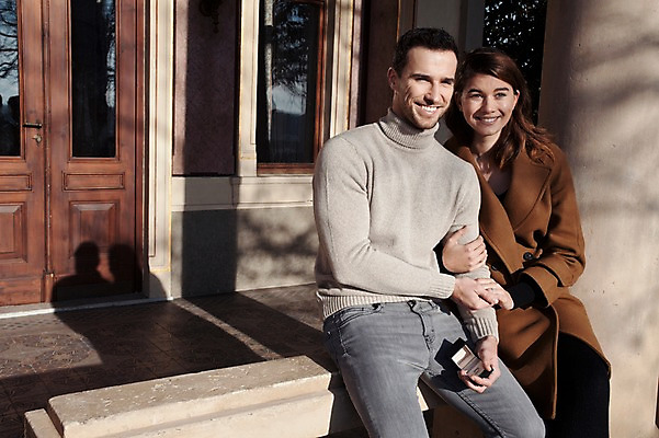 포토 JPG 주간 서양인 외국인 커플 응시 여자 남자 프로포즈 겨울 데이트 난간 선물 사랑 미소 사람 앉기 이벤트 상반신 20대 성인 야외 두명 일상 앞모습 팔짱 반지 체코 성인만 국내포토 자연요소 시선 계절 감정 유럽 뷰포인트 장신구 관계 모션 표정 인종 청년 라이프 파일형식