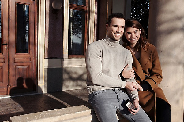 포토 JPG 주간 서양인 외국인 커플 여자 남자 프로포즈 겨울 데이트 난간 선물 사랑 미소 사람 앉기 이벤트 상반신 20대 성인 야외 두명 일상 앞모습 팔짱 손잡기 반지 체코 성인만 국내포토 자연요소 계절 감정 유럽 뷰포인트 장신구 관계 모션 표정 인종 청년 라이프 파일형식