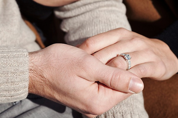 포토 JPG 주간 서양인 외국인 커플 여자 남자 프로포즈 겨울 데이트 선물 사랑 사람 이벤트 근접촬영 20대 성인 야외 두명 일상 신체부위 손잡기 양손 반지 체코 성인만 국내포토 자연요소 손 계절 감정 유럽 뷰포인트 장신구 관계 모션 인종 청년 라이프 파일형식