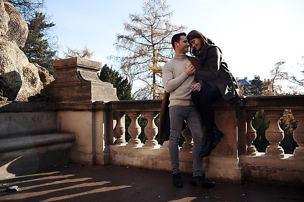 포토 JPG 전신 서양인 외국인 커플 여자 남자 데이트 난간 안기 사랑 서기 사람 앉기 20대 성인 야외 두명 일상 앞모습 옆모습 손잡기 체코 이마맞대기 성인만 국내포토 감정 유럽 뷰포인트 관계 모션 인종 청년 라이프 얼굴맞대기 파일형식