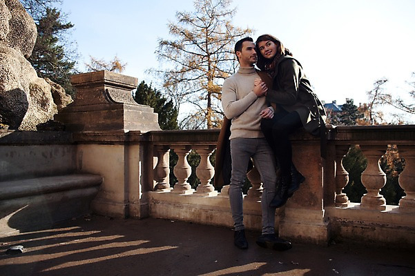 포토 JPG 주간 전신 서양인 외국인 커플 응시 여자 남자 겨울 데이트 난간 안기 사랑 서기 미소 사람 앉기 20대 성인 야외 두명 일상 앞모습 옆모습 손잡기 기댐 체코 성인만 국내포토 자연요소 시선 계절 감정 유럽 뷰포인트 관계 모션 표정 인종 청년 라이프 파일형식