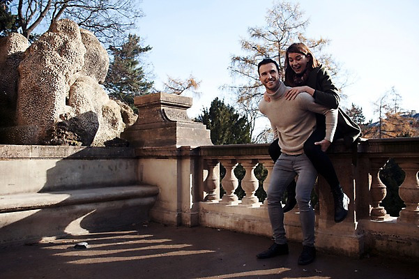 포토 JPG 전신 서양인 외국인 커플 응시 여자 남자 데이트 난간 사랑 미소 사람 앉기 20대 성인 야외 두명 일상 옆모습 업기 체코 업어주기 성인만 국내포토 시선 감정 유럽 뷰포인트 관계 모션 표정 인종 청년 라이프 파일형식