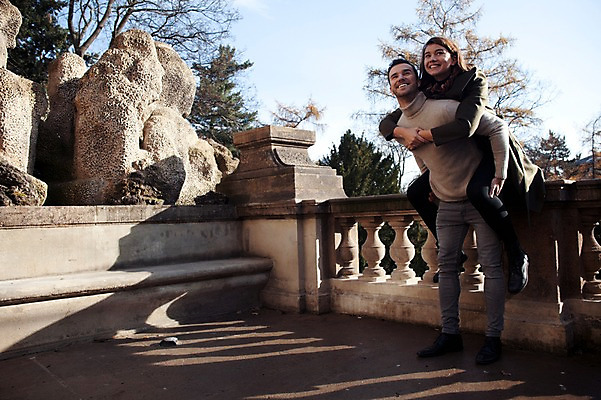 포토 JPG 주간 전신 서양인 외국인 커플 응시 여자 남자 겨울 데이트 난간 사랑 서기 미소 사람 20대 성인 야외 두명 일상 옆모습 업기 체코 성인만 국내포토 자연요소 시선 계절 감정 유럽 뷰포인트 관계 모션 표정 인종 청년 라이프 파일형식