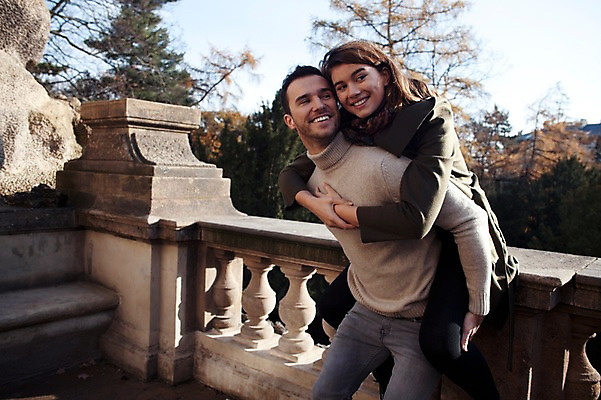 포토 JPG 주간 서양인 외국인 커플 응시 여자 남자 겨울 데이트 난간 사랑 미소 사람 상반신 20대 성인 야외 두명 일상 옆모습 업기 체코 성인만 국내포토 자연요소 시선 계절 감정 유럽 뷰포인트 관계 모션 표정 인종 청년 라이프 파일형식