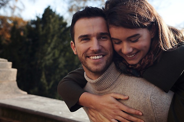 포토 JPG 주간 서양인 외국인 커플 응시 여자 남자 겨울 데이트 난간 미소 사람 근접촬영 상반신 20대 성인 야외 두명 일상 앞모습 업기 체코 성인만 국내포토 자연요소 시선 계절 유럽 뷰포인트 관계 모션 표정 인종 청년 라이프 파일형식