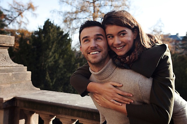 포토 JPG 주간 서양인 외국인 커플 응시 여자 남자 겨울 데이트 난간 사랑 미소 사람 상반신 20대 성인 야외 두명 일상 옆모습 업기 체코 성인만 국내포토 자연요소 시선 계절 감정 유럽 뷰포인트 관계 모션 표정 인종 청년 라이프 파일형식