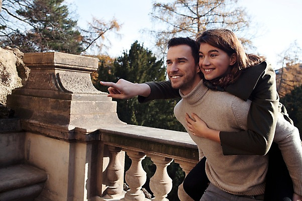 포토 JPG 주간 서양인 외국인 커플 응시 여자 남자 겨울 데이트 난간 사랑 미소 사람 상반신 20대 성인 야외 두명 일상 옆모습 가리킴 업기 체코 성인만 국내포토 자연요소 시선 계절 감정 유럽 뷰포인트 관계 모션 표정 인종 손짓 청년 라이프 파일형식