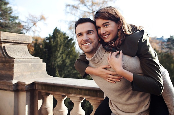 포토 JPG 주간 서양인 외국인 커플 응시 여자 남자 겨울 데이트 난간 사랑 미소 사람 상반신 20대 성인 야외 두명 일상 옆모습 업기 체코 성인만 국내포토 자연요소 시선 계절 감정 유럽 뷰포인트 관계 모션 표정 인종 청년 라이프 파일형식