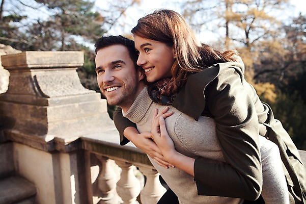 포토 JPG 주간 서양인 외국인 커플 응시 여자 남자 겨울 데이트 난간 사랑 미소 사람 상반신 20대 성인 야외 두명 일상 옆모습 업기 체코 성인만 국내포토 자연요소 시선 계절 감정 유럽 뷰포인트 관계 모션 표정 인종 청년 라이프 파일형식