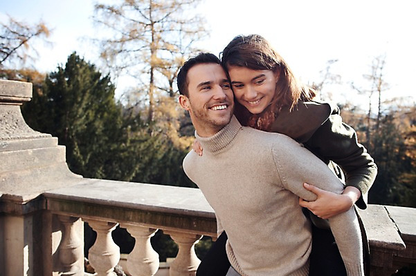 포토 JPG 주간 서양인 외국인 커플 응시 여자 남자 겨울 데이트 난간 사랑 미소 사람 상반신 20대 성인 야외 두명 일상 옆모습 잡기 업기 체코 성인만 국내포토 자연요소 시선 계절 감정 유럽 뷰포인트 관계 모션 표정 인종 청년 라이프 파일형식