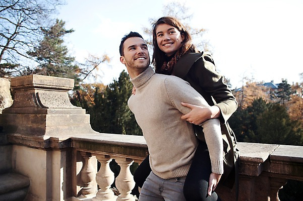 포토 JPG 주간 서양인 외국인 커플 응시 여자 남자 겨울 데이트 난간 사랑 미소 사람 상반신 20대 성인 야외 두명 일상 옆모습 잡기 업기 체코 성인만 국내포토 자연요소 시선 계절 감정 유럽 뷰포인트 관계 모션 표정 인종 청년 라이프 파일형식