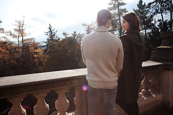 포토 JPG 주간 서양인 외국인 커플 응시 여자 남자 겨울 데이트 난간 사랑 서기 미소 사람 상반신 20대 성인 야외 두명 일상 뒷모습 마주보기 체코 성인만 국내포토 자연요소 시선 계절 감정 유럽 뷰포인트 관계 모션 표정 인종 청년 라이프 파일형식