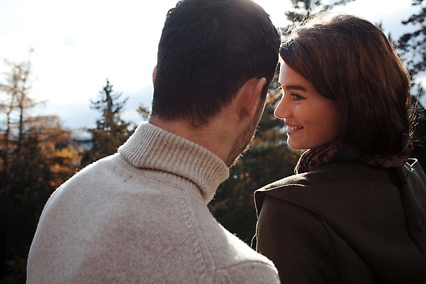 포토 JPG 주간 서양인 외국인 커플 응시 여자 남자 겨울 데이트 사랑 서기 미소 사람 상반신 20대 성인 야외 두명 일상 옆모습 뒷모습 마주보기 체코 성인만 국내포토 자연요소 시선 계절 감정 유럽 뷰포인트 관계 모션 표정 인종 청년 라이프 파일형식