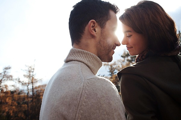 포토 JPG 주간 서양인 외국인 커플 응시 여자 남자 겨울 데이트 사랑 서기 미소 사람 상반신 20대 성인 야외 두명 일상 옆모습 뒷모습 마주보기 체코 성인만 국내포토 자연요소 시선 계절 감정 유럽 뷰포인트 관계 모션 표정 인종 청년 라이프 파일형식