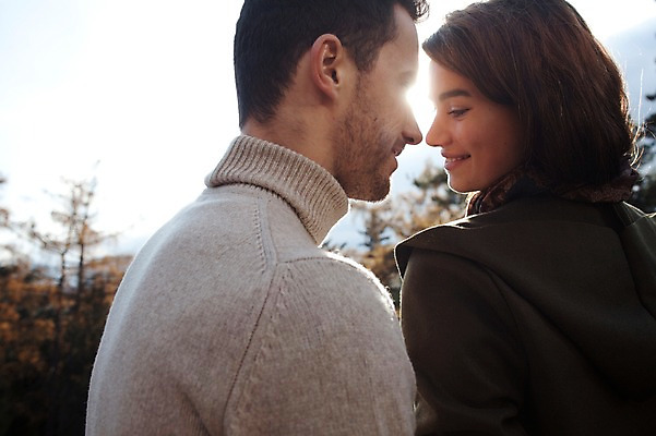 포토 JPG 주간 서양인 외국인 커플 응시 여자 남자 겨울 데이트 사랑 미소 사람 상반신 20대 성인 야외 두명 일상 옆모습 뒷모습 마주보기 체코 성인만 국내포토 자연요소 시선 계절 감정 유럽 뷰포인트 관계 모션 표정 인종 청년 라이프 파일형식