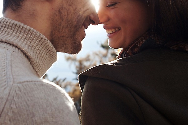 포토 JPG 주간 서양인 외국인 커플 응시 여자 남자 겨울 데이트 사랑 미소 사람 근접촬영 상반신 20대 성인 야외 두명 일상 옆모습 뒷모습 마주보기 체코 성인만 국내포토 자연요소 시선 계절 감정 유럽 뷰포인트 관계 모션 표정 인종 청년 라이프 파일형식