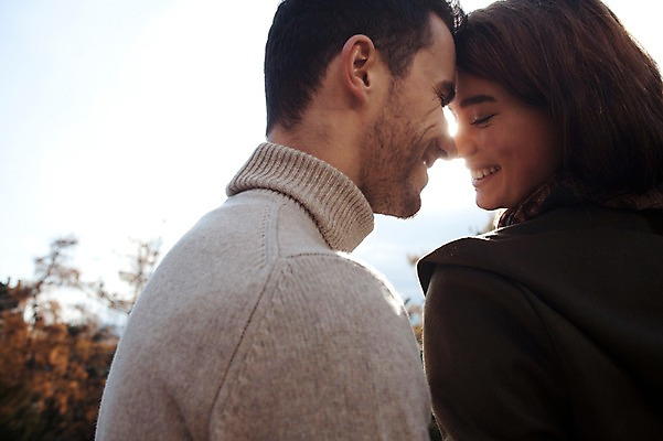 포토 JPG 주간 서양인 외국인 커플 응시 여자 남자 겨울 데이트 사랑 미소 사람 상반신 20대 성인 야외 두명 일상 옆모습 뒷모습 마주보기 체코 성인만 국내포토 자연요소 시선 계절 감정 유럽 뷰포인트 관계 모션 표정 인종 청년 라이프 파일형식