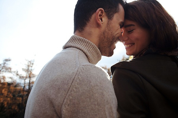 포토 JPG 주간 서양인 외국인 커플 여자 남자 겨울 데이트 사랑 미소 사람 상반신 20대 성인 야외 두명 일상 옆모습 마주보기 눈감음 체코 이마맞대기 성인만 국내포토 자연요소 계절 감정 유럽 뷰포인트 관계 모션 표정 인종 청년 라이프 얼굴맞대기 파일형식