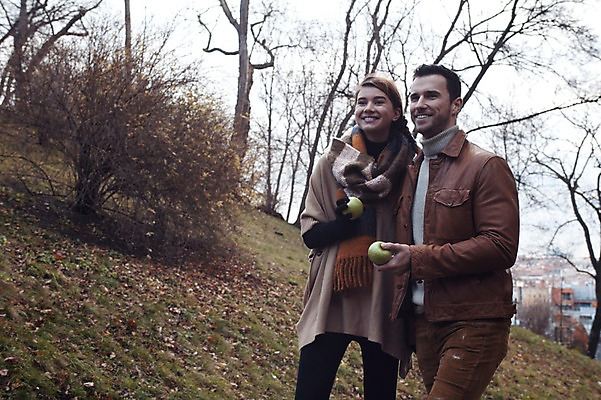 포토 JPG 주간 서양인 외국인 커플 공원 여자 남자 겨울 데이트 사랑 미소 들기 사람 상반신 20대 성인 야외 두명 일상 옆모습 걷기 산책 사과 체코 성인만 국내포토 자연요소 계절 공공시설 감정 유럽 뷰포인트 과일 관계 모션 휴식 표정 인종 청년 라이프 파일형식