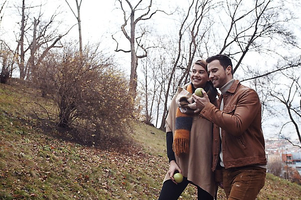 포토 JPG 주간 서양인 외국인 커플 응시 공원 여자 남자 로우앵글 겨울 데이트 사랑 미소 들기 사람 상반신 20대 성인 야외 두명 일상 옆모습 걷기 산책 사과 체코 성인만 국내포토 자연요소 시선 계절 공공시설 감정 유럽 뷰포인트 과일 관계 모션 휴식 표정 인종 청년 라이프 파일형식