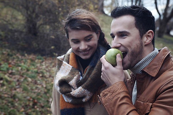 포토 JPG 주간 서양인 외국인 커플 공원 여자 남자 겨울 데이트 미소 들기 사람 근접촬영 상반신 20대 성인 야외 두명 일상 옆모습 산책 사과 먹기 체코 성인만 국내포토 자연요소 계절 공공시설 유럽 뷰포인트 과일 관계 모션 휴식 표정 인종 청년 라이프 파일형식