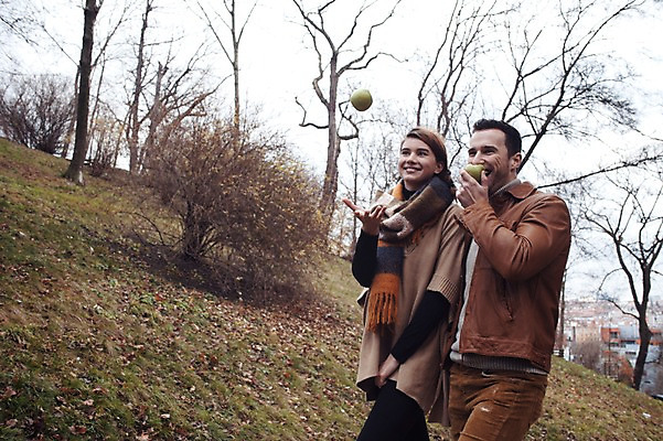 포토 JPG 주간 서양인 외국인 커플 응시 공원 여자 남자 겨울 데이트 사랑 미소 사람 상반신 20대 성인 야외 두명 일상 옆모습 걷기 산책 던지기 사과 먹기 체코 성인만 겨울풍경 국내포토 자연요소 시선 계절 공공시설 감정 유럽 뷰포인트 과일 관계 모션 휴식 표정 인종 풍경 청년 라이프 파일형식