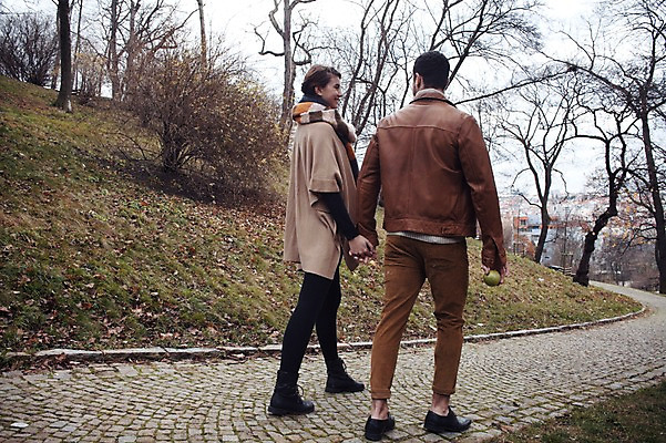 포토 JPG 주간 전신 서양인 외국인 커플 응시 공원 여자 남자 겨울 데이트 사랑 미소 사람 20대 성인 야외 두명 일상 뒷모습 마주보기 걷기 손잡기 산책 체코 성인만 겨울풍경 국내포토 자연요소 시선 계절 공공시설 감정 유럽 뷰포인트 관계 모션 휴식 표정 인종 풍경 청년 라이프 파일형식