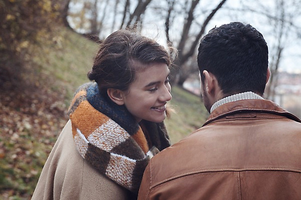 포토 JPG 주간 서양인 외국인 커플 응시 공원 여자 남자 겨울 데이트 미소 사람 근접촬영 상반신 20대 성인 야외 두명 일상 뒷모습 걷기 산책 귓속말 체코 성인만 겨울풍경 국내포토 자연요소 시선 계절 공공시설 유럽 뷰포인트 관계 모션 휴식 표정 인종 풍경 청년 라이프 파일형식