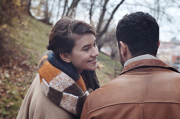 포토 JPG 주간 서양인 외국인 커플 응시 공원 여자 남자 겨울 데이트 미소 사람 근접촬영 상반신 20대 성인 야외 두명 일상 뒷모습 걷기 산책 귓속말 체코 성인만 겨울풍경 국내포토 자연요소 시선 계절 공공시설 유럽 뷰포인트 관계 모션 휴식 표정 인종 풍경 청년 라이프 파일형식