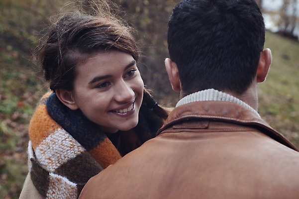 포토 JPG 서양인 외국인 커플 응시 공원 여자 남자 데이트 미소 사람 근접촬영 상반신 20대 성인 야외 두명 일상 뒷모습 걷기 산책 귓속말 체코 성인만 국내포토 시선 공공시설 유럽 뷰포인트 관계 모션 휴식 표정 인종 청년 라이프 파일형식