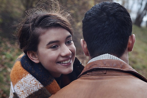 포토 JPG 서양인 외국인 커플 공원 여자 남자 데이트 사랑 미소 사람 근접촬영 상반신 20대 성인 야외 두명 일상 뒷모습 걷기 산책 귓속말 체코 성인만 국내포토 공공시설 감정 유럽 뷰포인트 관계 모션 휴식 표정 인종 청년 라이프 파일형식