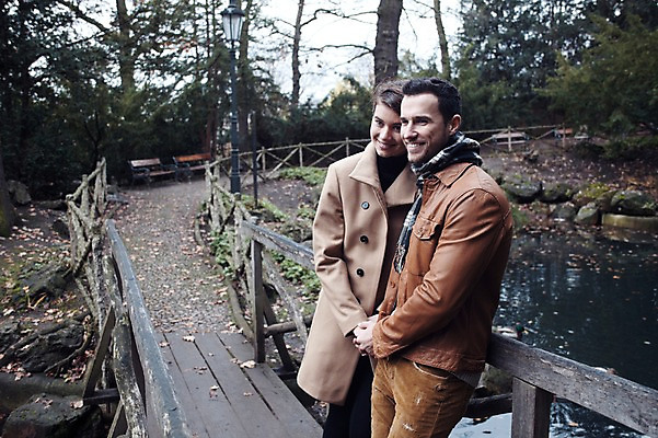 포토 JPG 주간 서양인 외국인 커플 응시 여자 남자 호수 겨울 데이트 난간 휴식 사랑 미소 사람 상반신 20대 성인 야외 두명 일상 앞모습 옆모습 울타리 손잡기 기댐 구경 체코 성인만 국내포토 자연요소 시선 계절 감정 유럽 뷰포인트 컨셉 관계 모션 표정 인종 청년 라이프 담장 파일형식