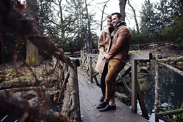 포토 JPG 주간 전신 서양인 외국인 커플 응시 여자 남자 호수 겨울 데이트 난간 휴식 서기 미소 사람 20대 성인 야외 두명 일상 옆모습 손잡기 기댐 구경 체코 성인만 국내포토 자연요소 시선 계절 유럽 뷰포인트 컨셉 관계 모션 표정 인종 청년 라이프 파일형식