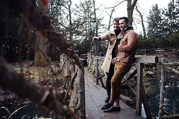 포토 JPG 주간 전신 서양인 외국인 커플 응시 여자 남자 호수 겨울 데이트 난간 휴식 사랑 서기 미소 사람 20대 성인 야외 두명 일상 옆모습 손잡기 기댐 가리킴 구경 체코 성인만 국내포토 자연요소 시선 계절 감정 유럽 뷰포인트 컨셉 관계 모션 표정 인종 손짓 청년 라이프 파일형식