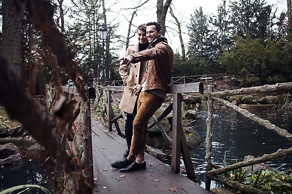 포토 JPG 주간 전신 서양인 외국인 커플 응시 여자 남자 호수 겨울 데이트 난간 휴식 사랑 서기 미소 사람 20대 성인 야외 두명 일상 옆모습 손잡기 기댐 가리킴 구경 체코 성인만 국내포토 자연요소 시선 계절 감정 유럽 뷰포인트 컨셉 관계 모션 표정 인종 손짓 청년 라이프 파일형식