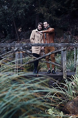 포토 JPG 전신 서양인 외국인 커플 응시 여자 남자 호수 로우앵글 데이트 난간 휴식 사랑 미소 사람 20대 성인 야외 두명 일상 앞모습 손잡기 가리킴 구경 체코 가교 성인만 국내포토 건축물 시선 감정 유럽 뷰포인트 컨셉 관계 모션 표정 인종 손짓 청년 라이프 파일형식